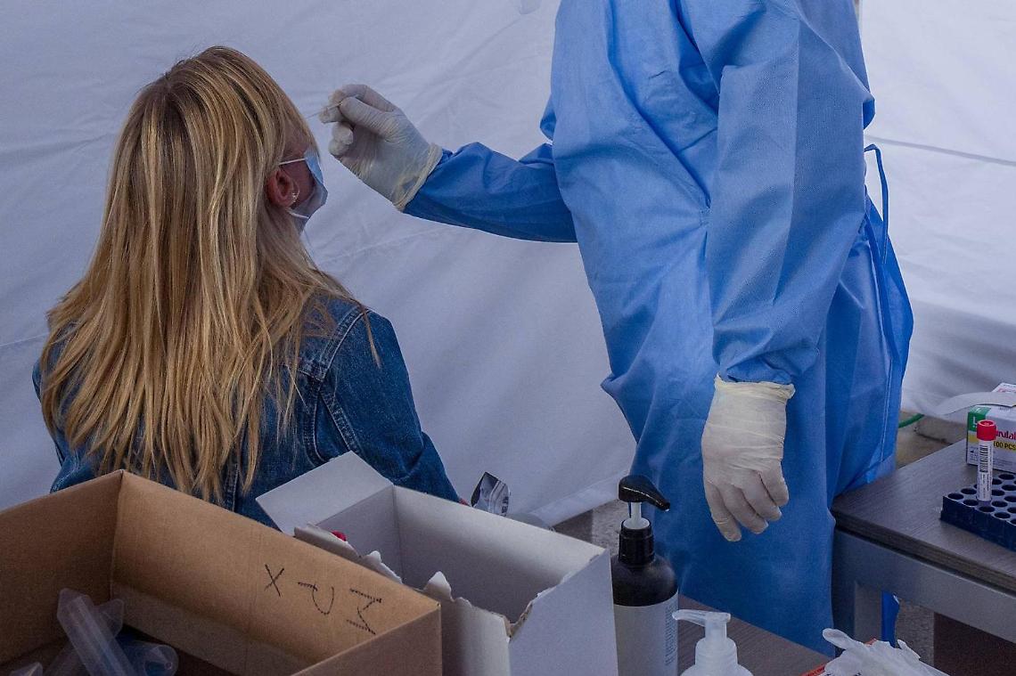 Fa il tampone al posto della madre positiva al Covid per farla uscire: denunciate