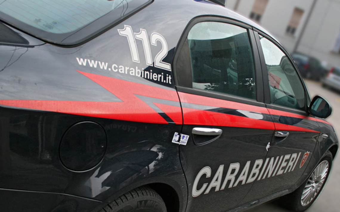 Le scippano la borsetta, 18enne cade e si ferisce alla testa