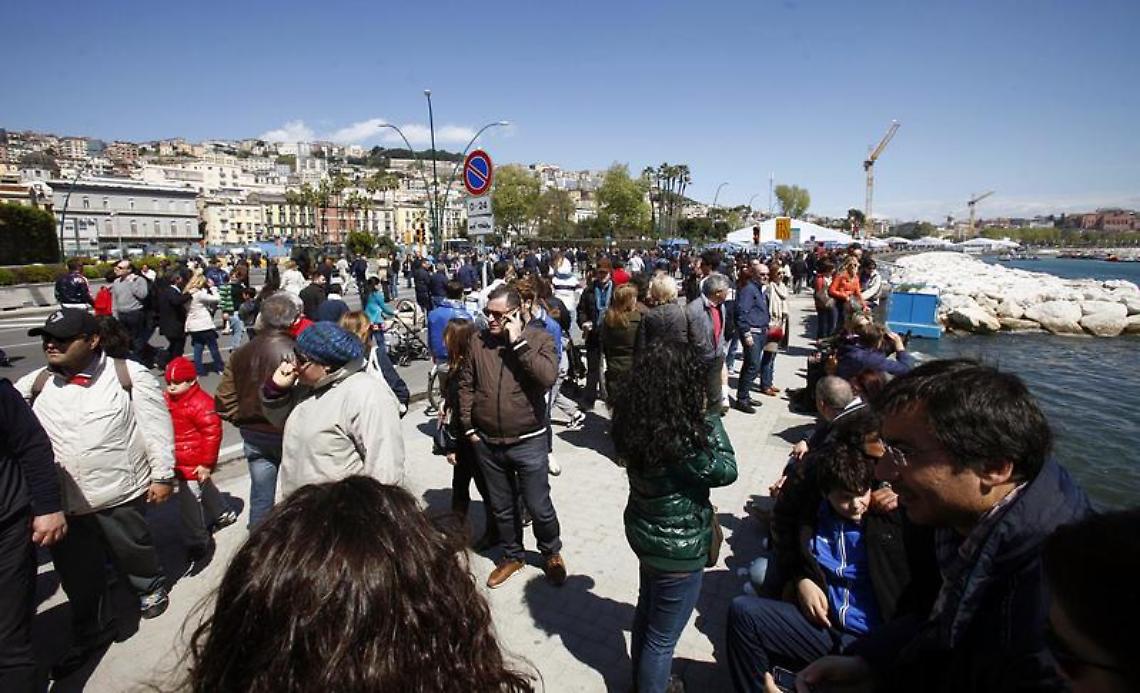 Pasquetta, Napoli piena di turisti e il Vesuvio è sold out