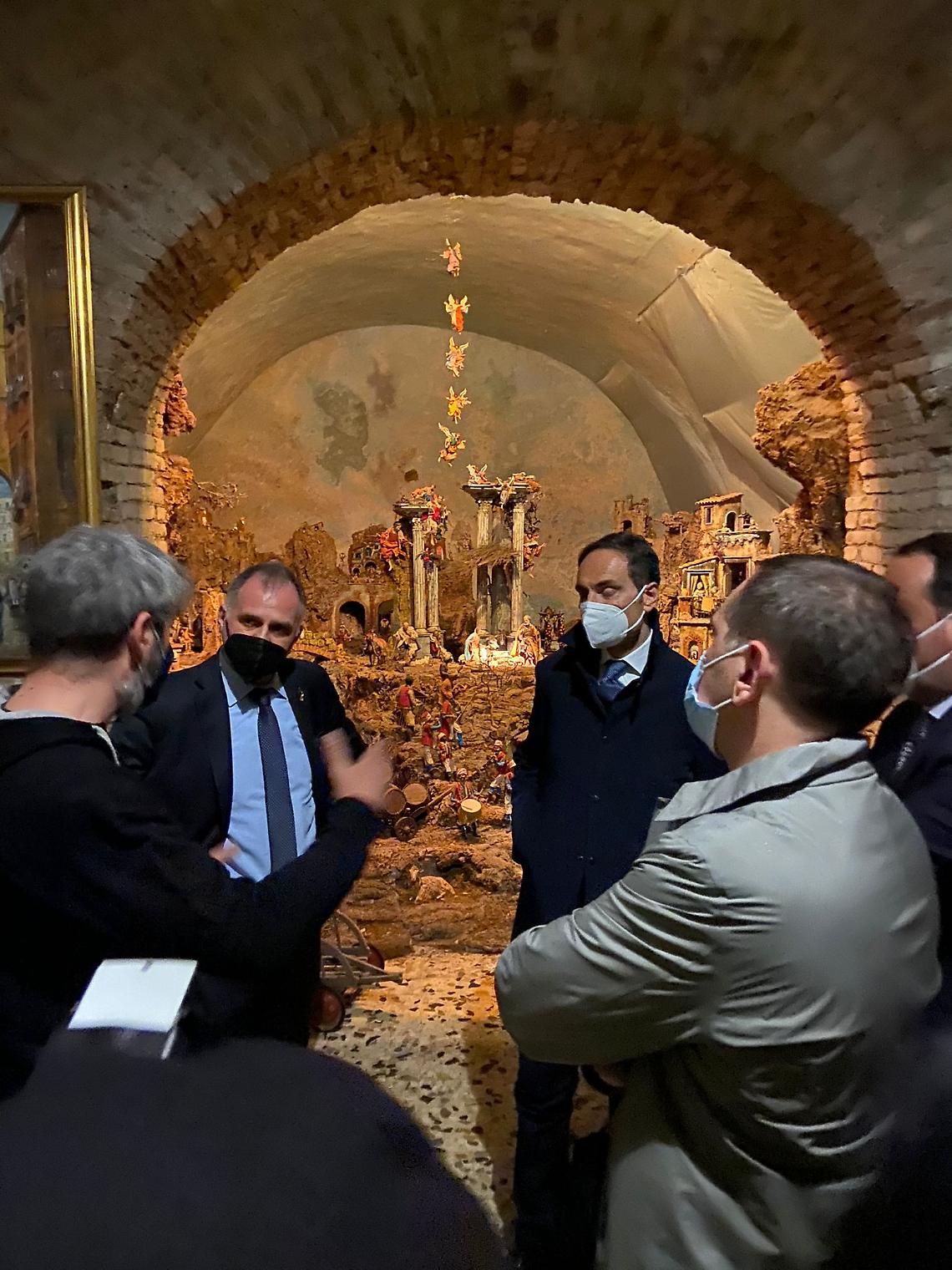 Il ministro del Turismo Garavaglia in visita alle botteghe di San Gregorio Armeno 
