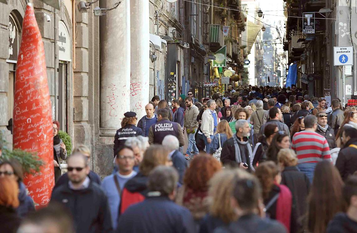 Turismo, folla record nel centro storico