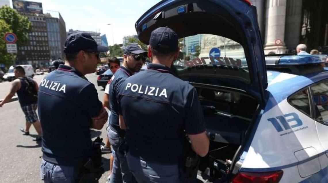 Poliziotto libero dal servizio sventa rapina, fermato 16enne rom