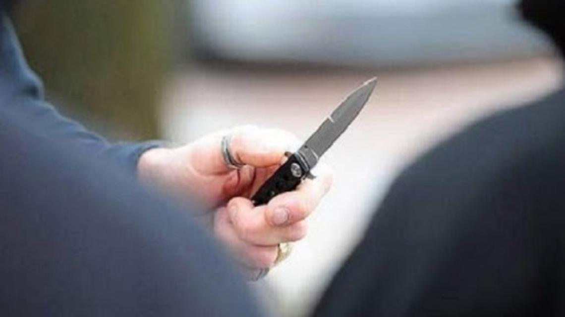 Aggredisce in strada una ragazza con un coltello, fermato dalla polizia