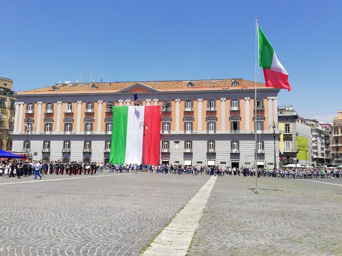 2 Giugno a Napoli: alzabandiera con sindaco e prefetto, centrodestra in piazza