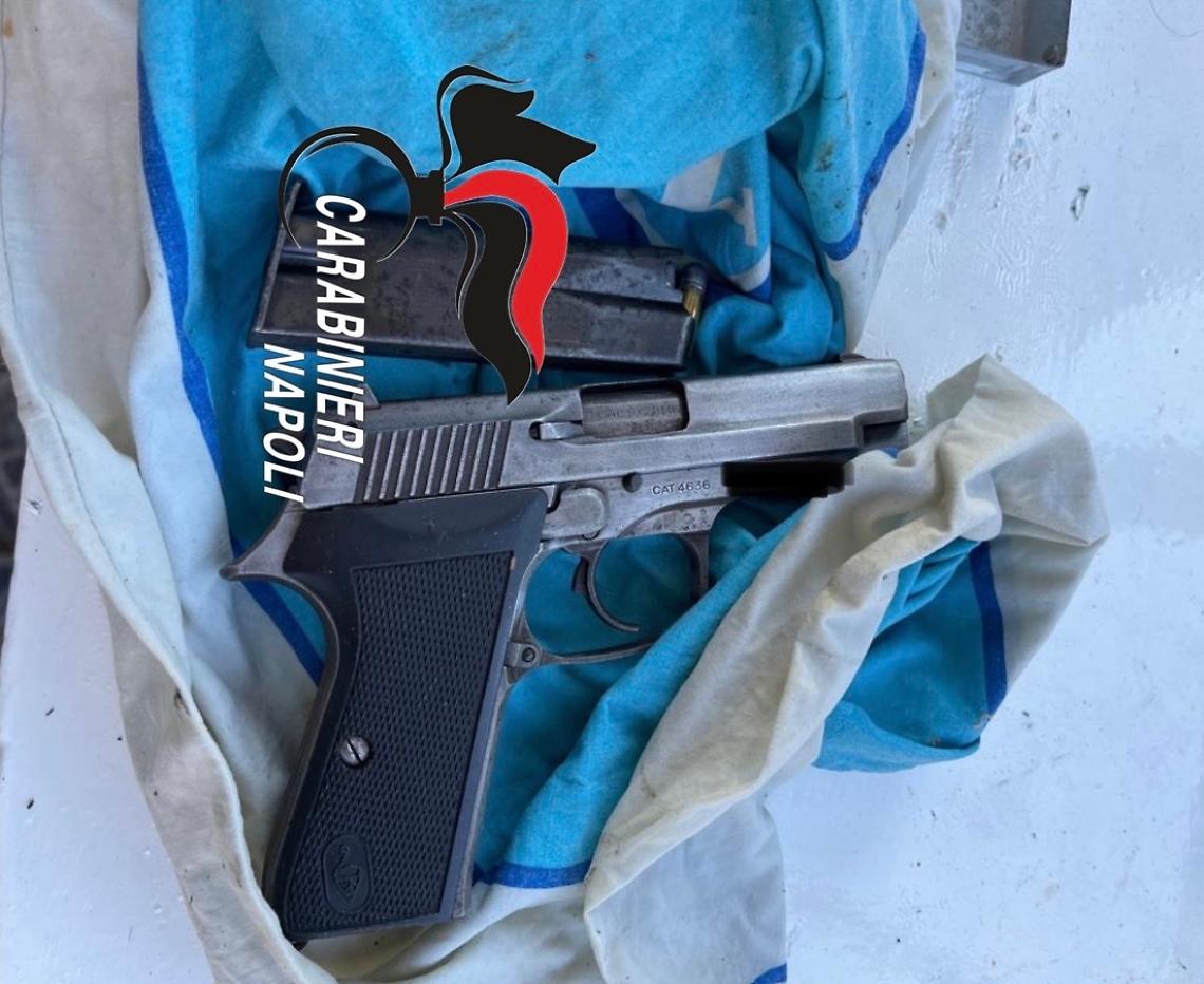 Nasconde pistola rubata nel chioschetto dei gelati, arrestato
