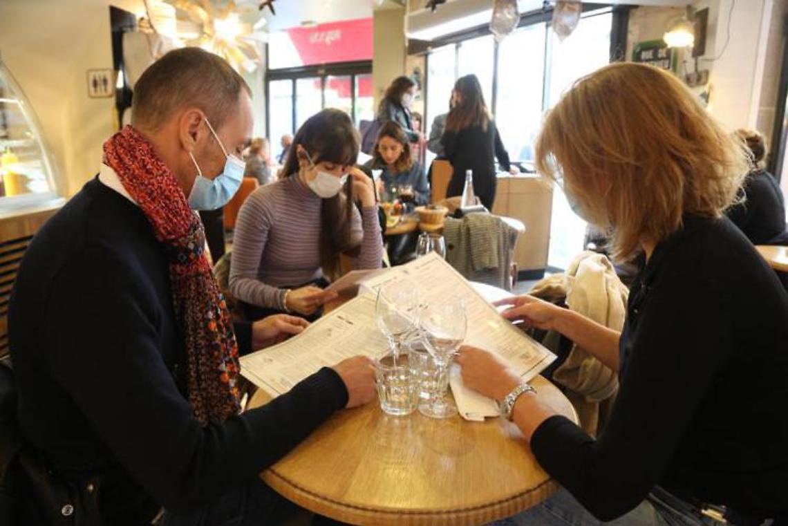 Pranzo e cena anche al chiuso, sì al caffè al bancone: da oggi le nuove regole