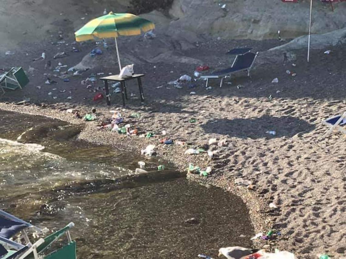 Vergogna allo Scoglione, i bagnanti riducono la spiaggia in una discarica a cielo aperto