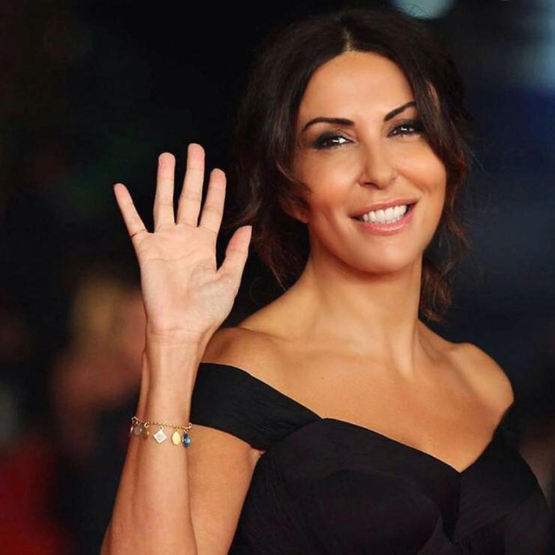Sabrina Ferilli tra le donne del Rione Sanità