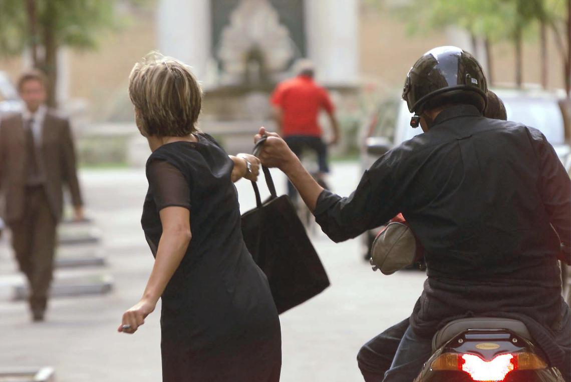Rapinano una donna della collanina, arrestato