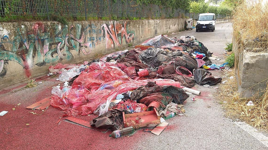 Rifiuti abbandonati nella stazione della metro, sequestrata azienda