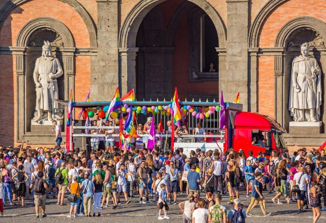 “Tutta n’ata storia”, in migliaia al Pride per le vie della città