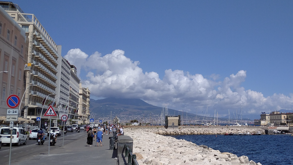 Napoli, divieto di balneazione nell'area costiera di via Partenope