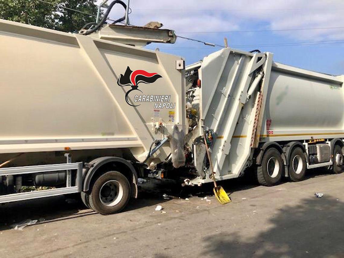 Caivano, travaso tra due autocompattatori: nei guai dipendente Nu