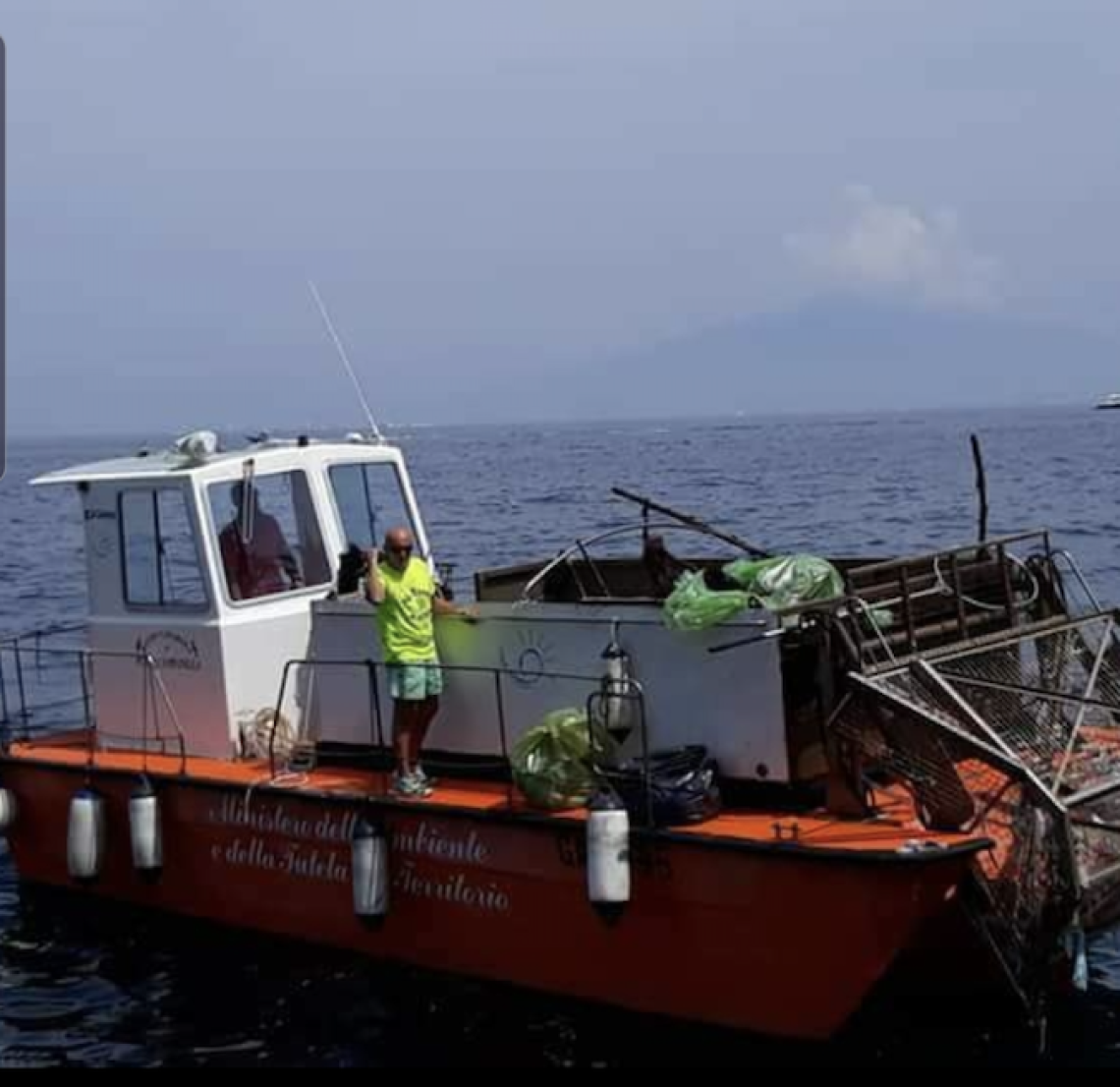 Punta Campanella, spazzamare in azione