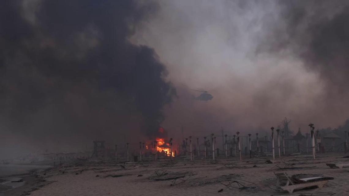 Terribile incendio, bagnanti in fuga. Ci sono anche feriti