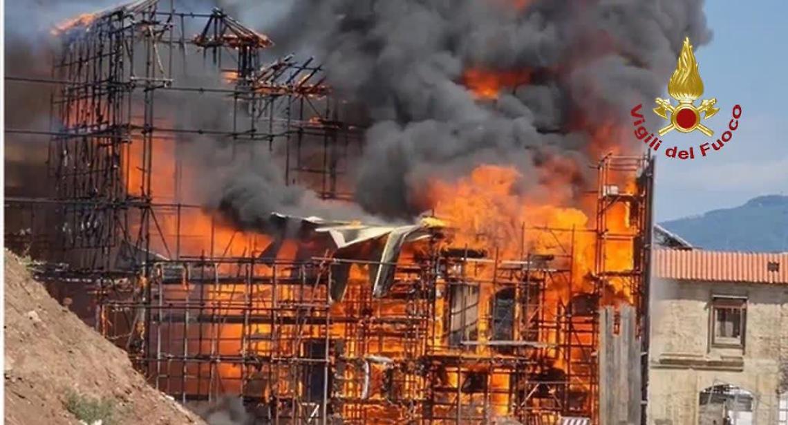 Fiamme a Cinecittà, distrutta scenografia