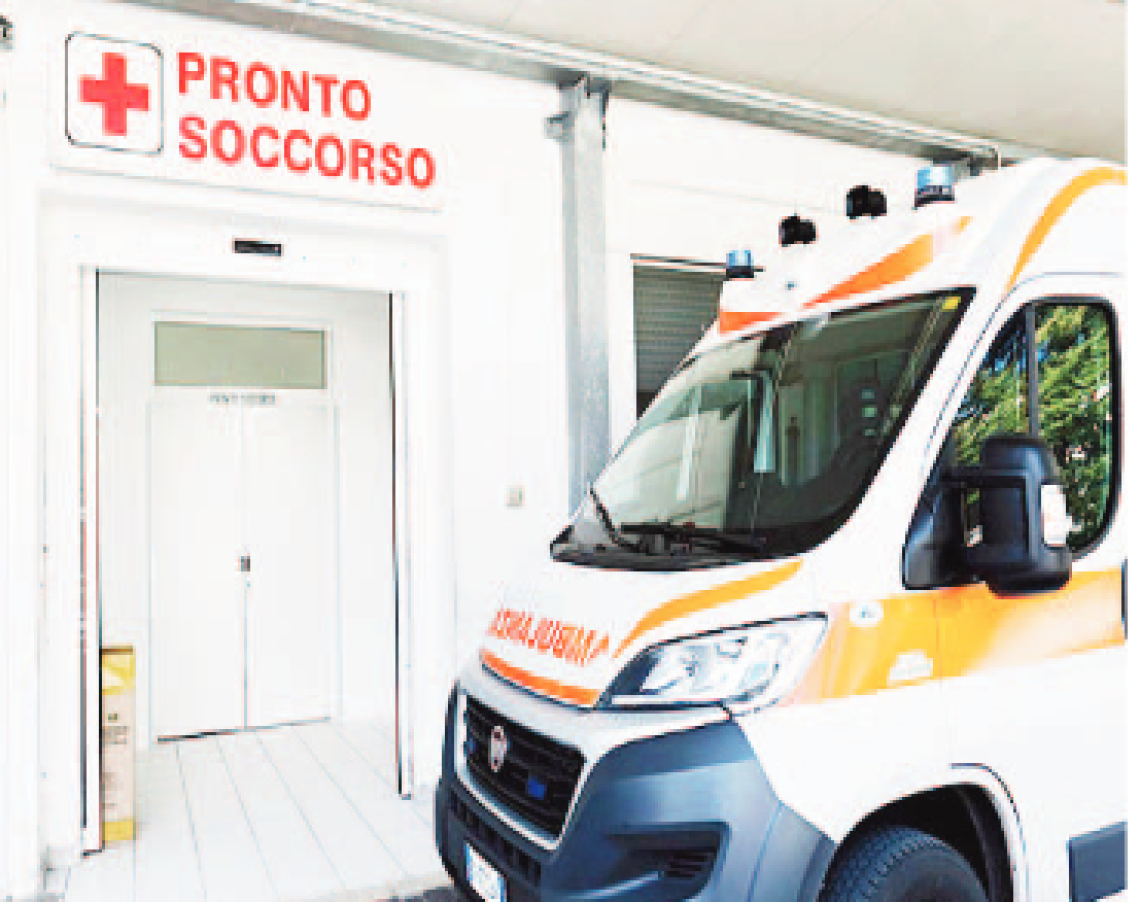 Cade dallo scooter e precipita nella scarpata: lo salvano i poliziotti