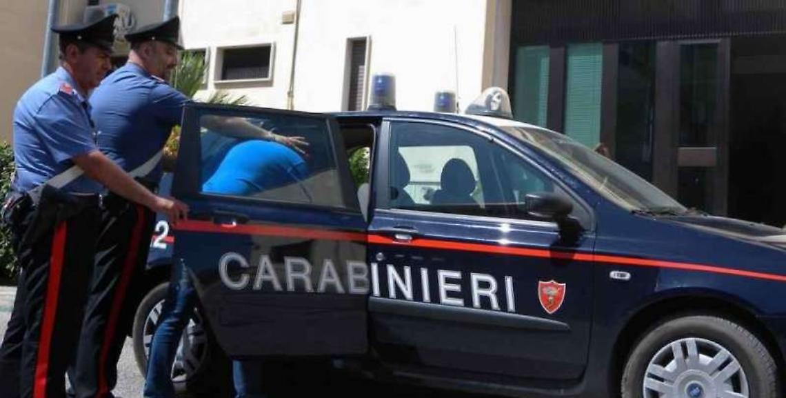 Minaccia una vicina di casa, arrestato 23enne vicino al clan Elia