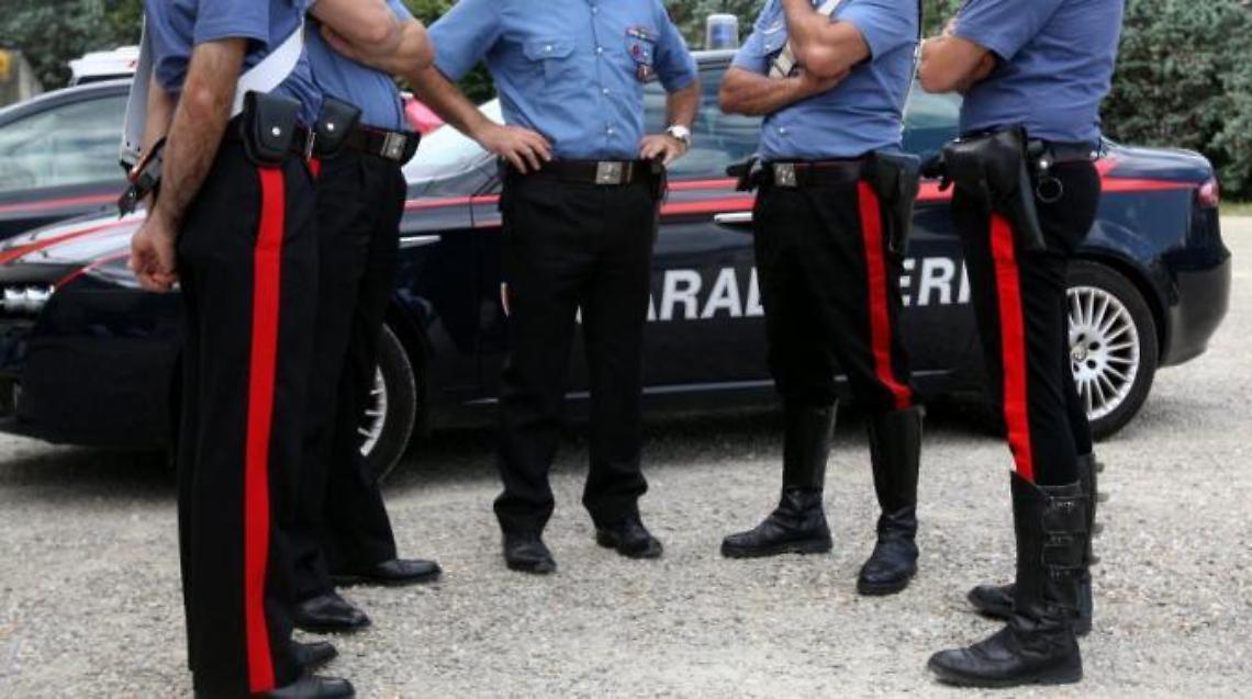 Sorpreso a spacciare, affronta i carabinieri con un manico di scopa: preso