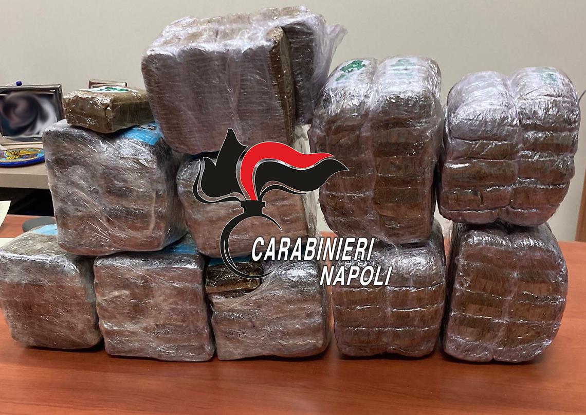 In auto un carico di droga, corriere "tradito" da una soffiata
