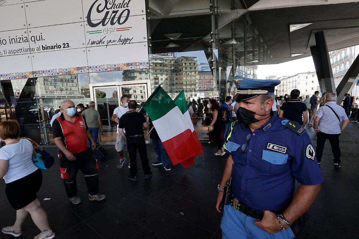 Green pass e no vax, proteste nelle stazioni verso il flop: a Napoli solo in due con le bandiere
