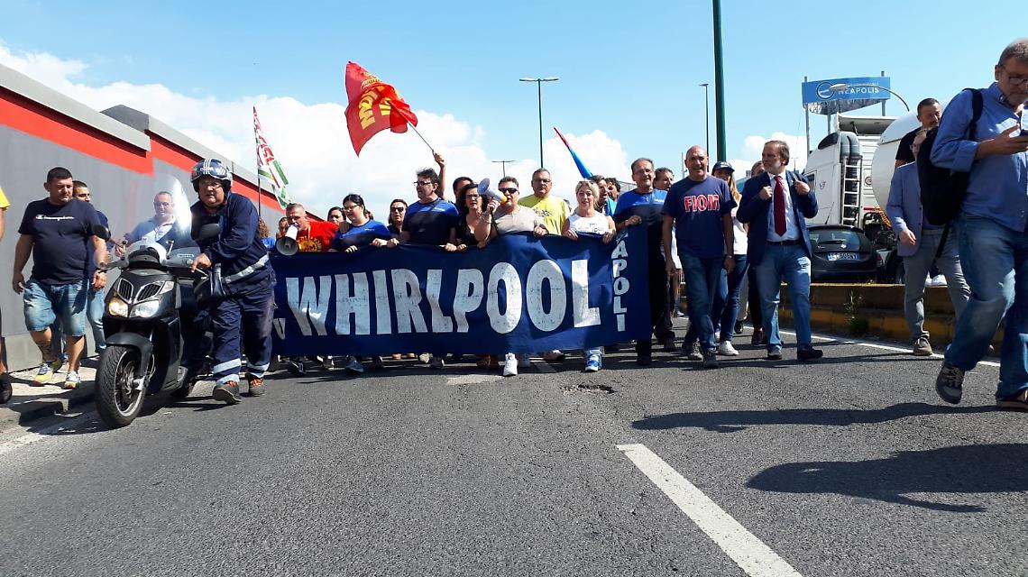 Whirlpool, riesplode la protesta: blocchi stradali a via Argine e Gianturco