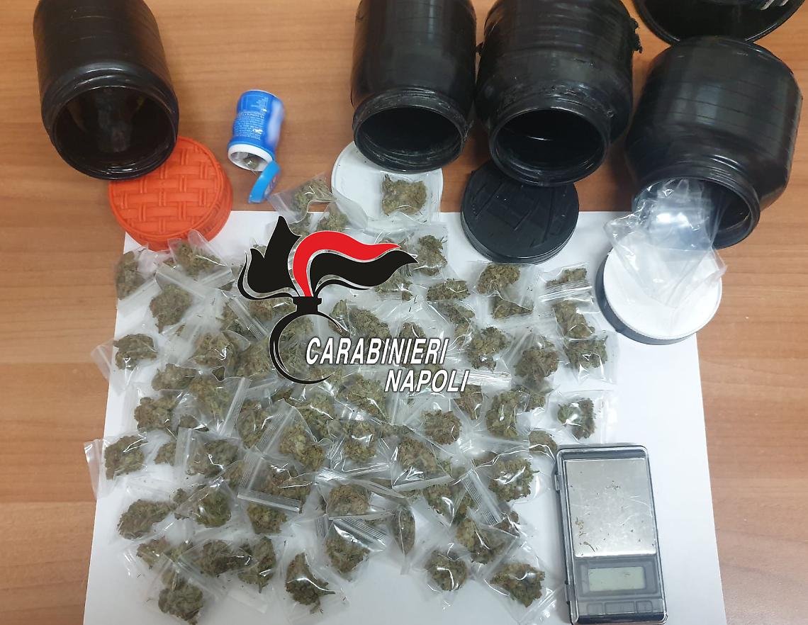 Nascondeva la droga nei cespugli, preso pusher a Qualiano