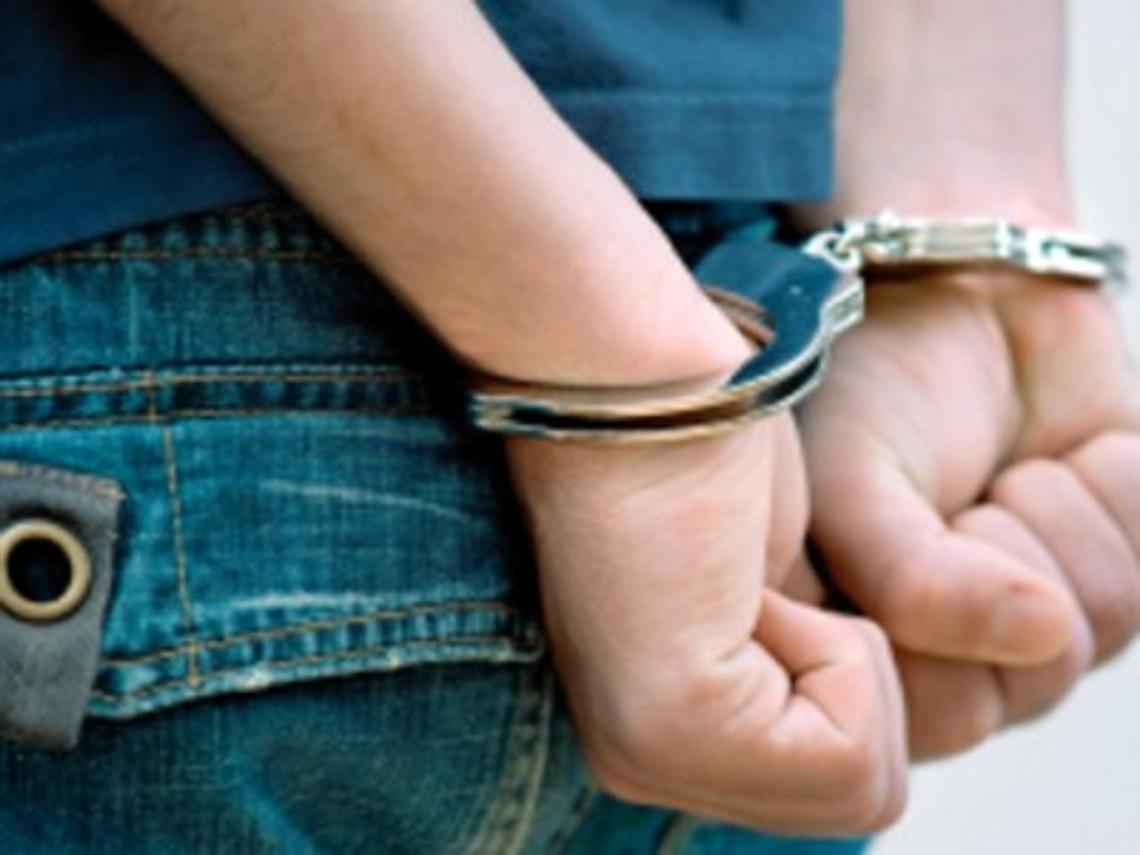 Tenta di rapinare un automobilista a Mergellina, arrestato 