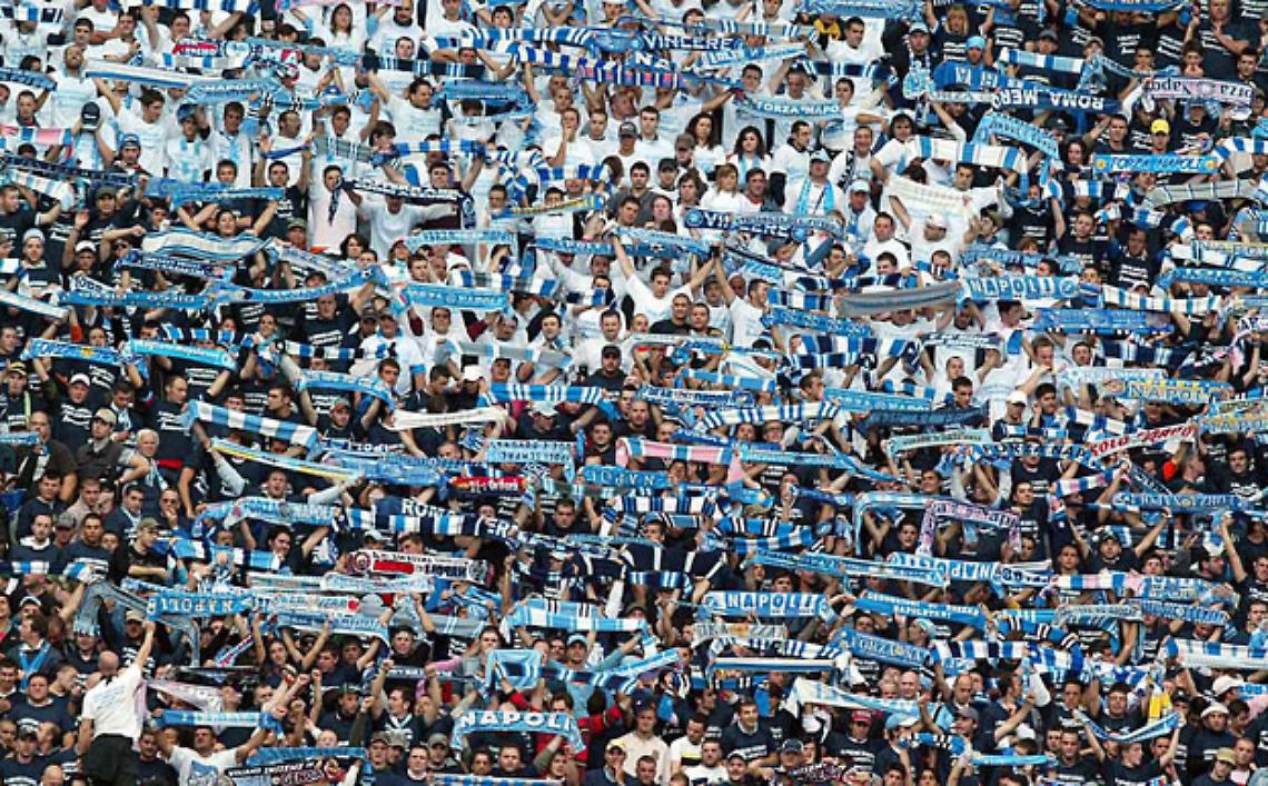 Napoli, ironia ultrà: le curve cantano “Vesuvio erutta"