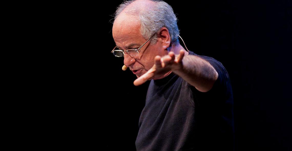 “Servillo legge Napoli", il reading domani in tv