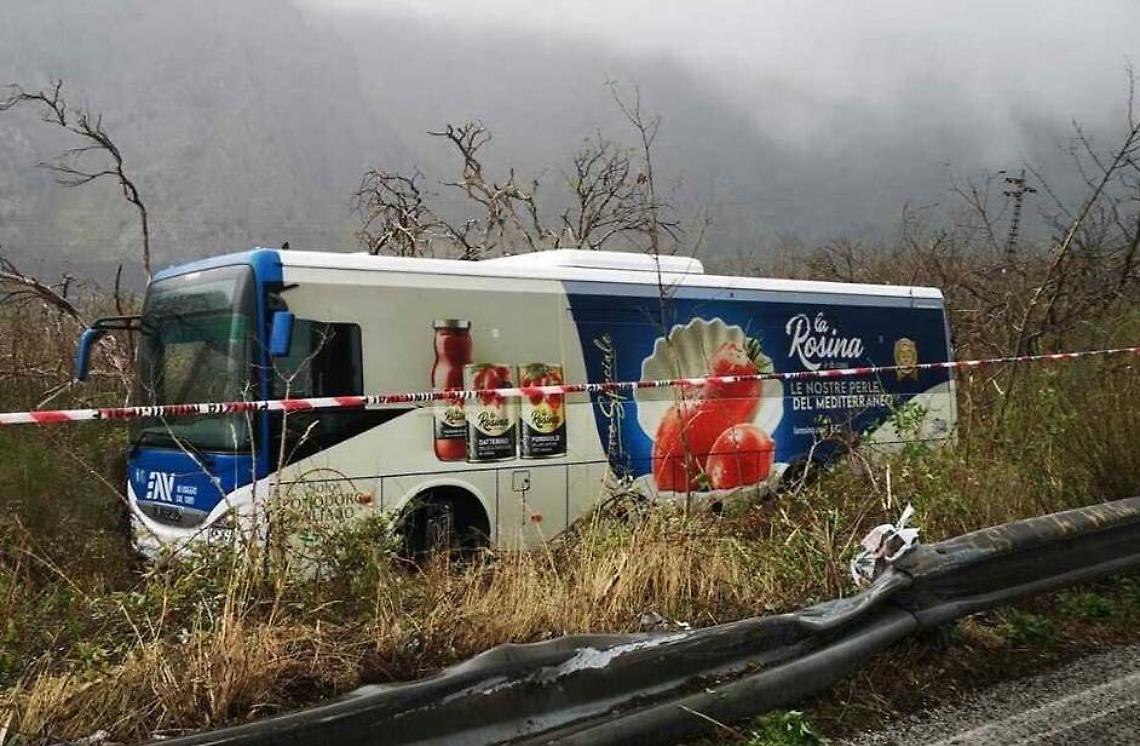 Bus finisce in scarpata sul Vesuvio, commissione d'inchiesta