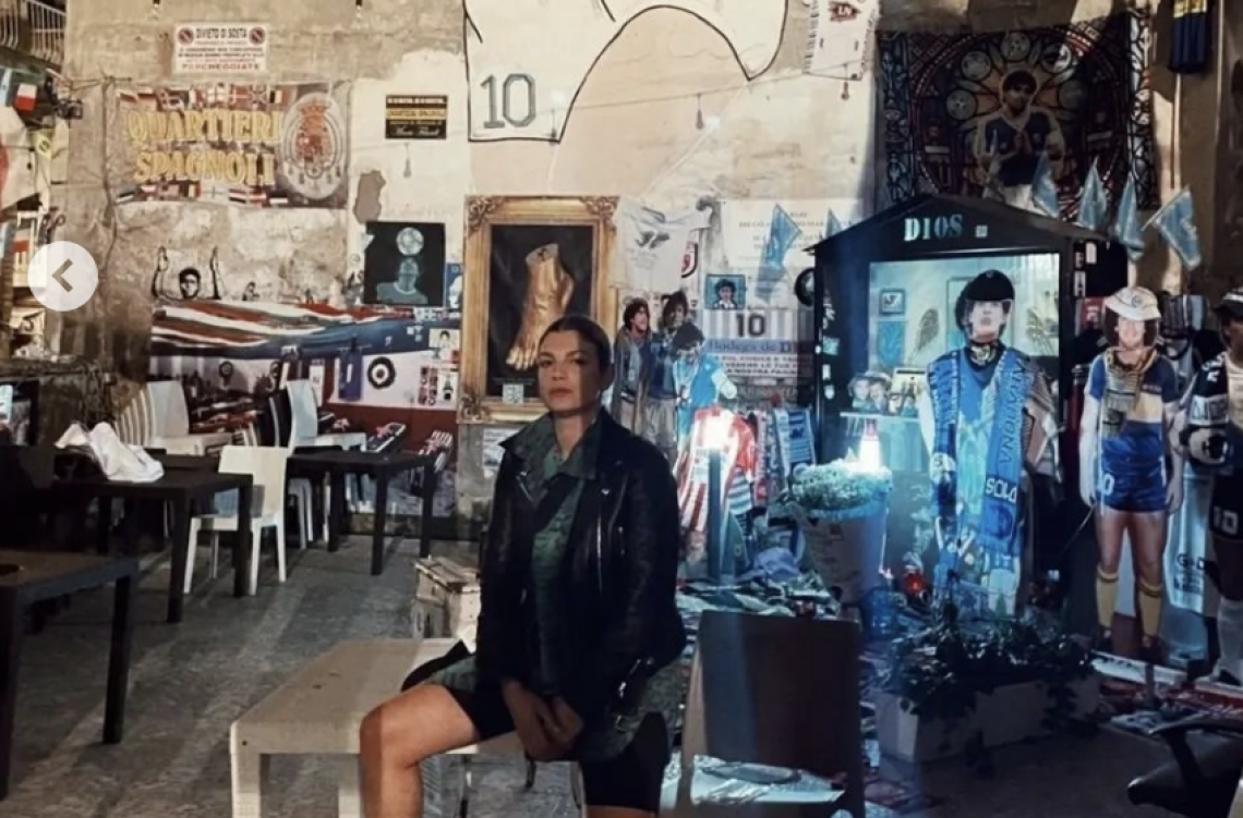 Emma Marrone a Napoli, visita di notte al murale di Maradona