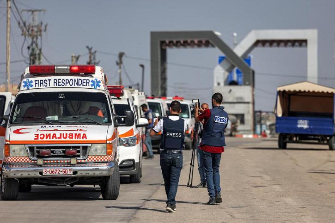 Gaza, feriti e stranieri passano valico di Rafah. Nuovo raid Israele in campo profughi Jabalia