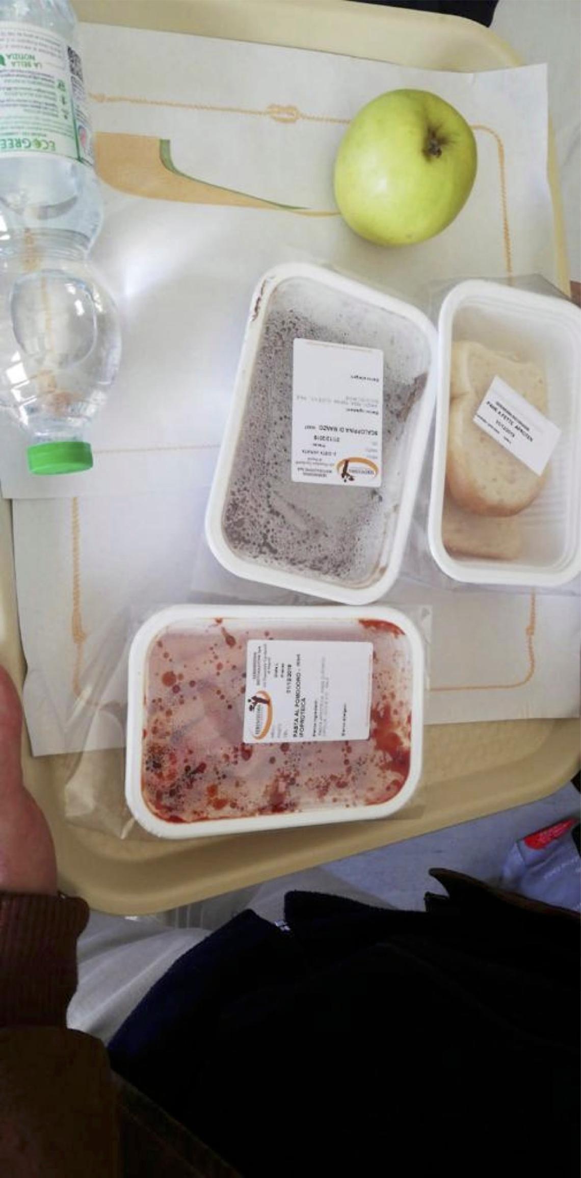 Cibo in contenitori non biodegradabili negli ospedali: riesplode la polemica 