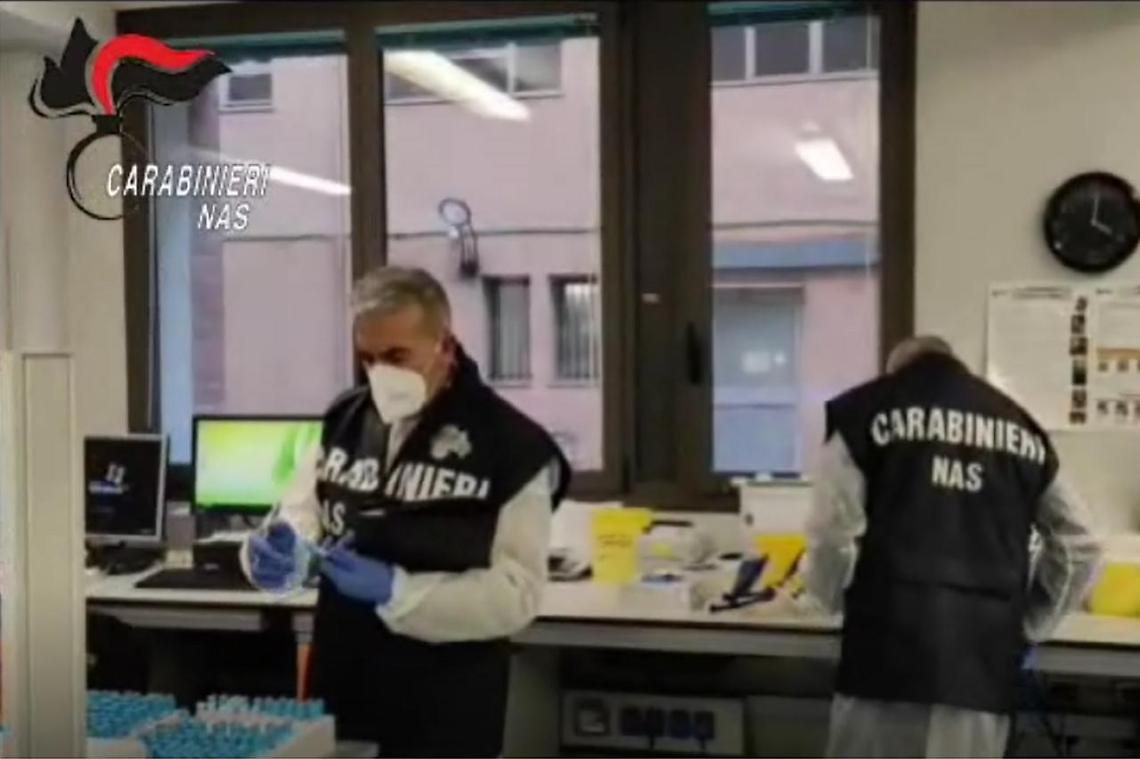 Covid, Nas nei laboratori per test: irregolarità in 1 su 4