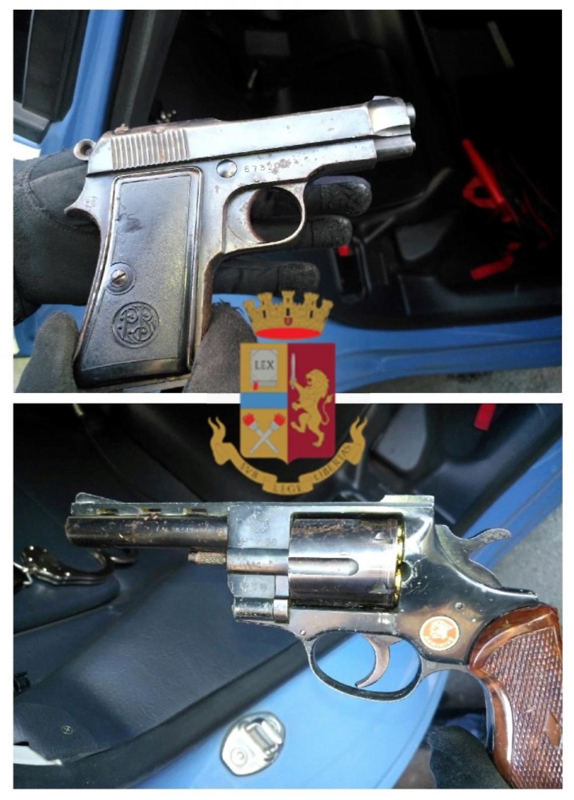 Fuorigrotta, armi e munizioni nascoste in un’auto rubata