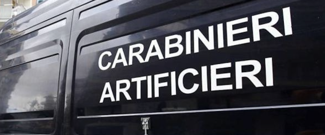 Lattina con fili in auto parcheggiata, artificieri sul posto
