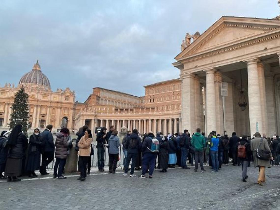 Il lungo “corteo” di fedeli per l’omaggio al Papa Emerito