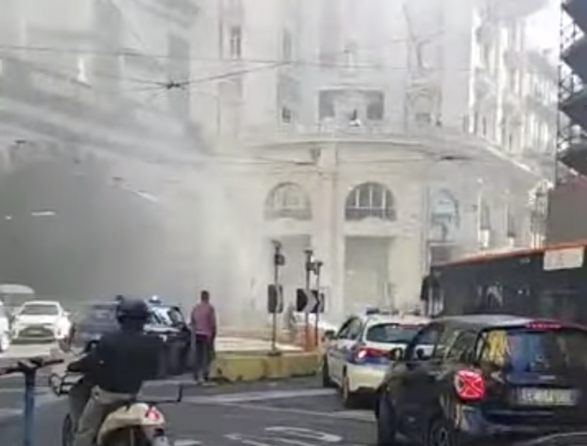 Incendio nella Galleria Vittoria, scooter in fiamme: panico in strada e traffico in tilt