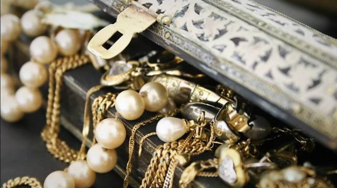 Calvizzano, per giocare alle slot vende i gioielli della moglie e poi simula rapina