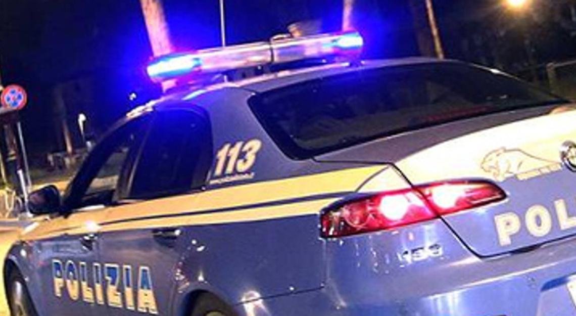 Incendia un’auto in un parcheggio condominiale, incastrato dai video
