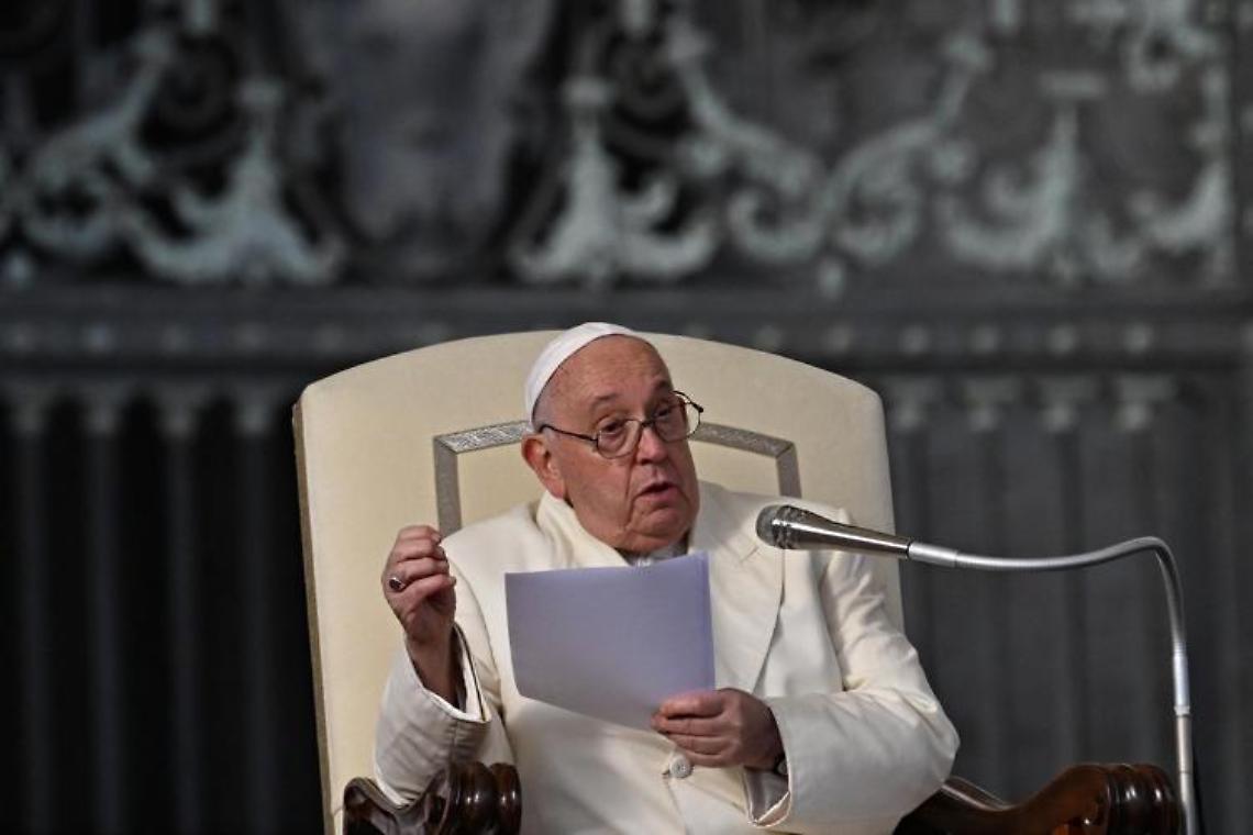 Vaticano, Papa apre Anno giudiziario ma non legge il discorso: «Scusate, ho la bronchite»