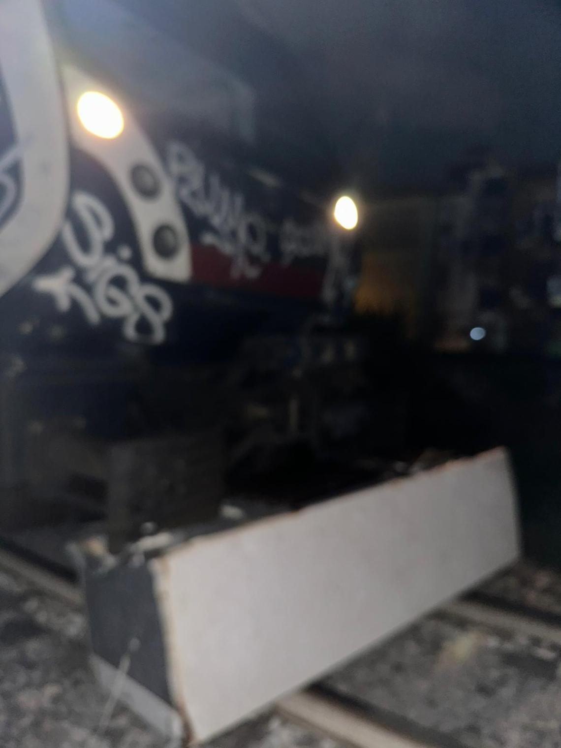 Pompei, treno della Circum impatta con un frigorifero piazzato sui binari