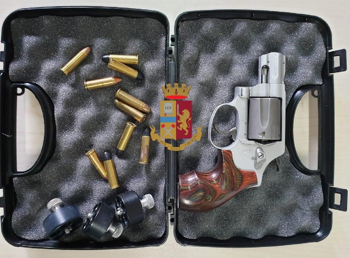 Nascondeva pistola e munizioni in casa, in manette