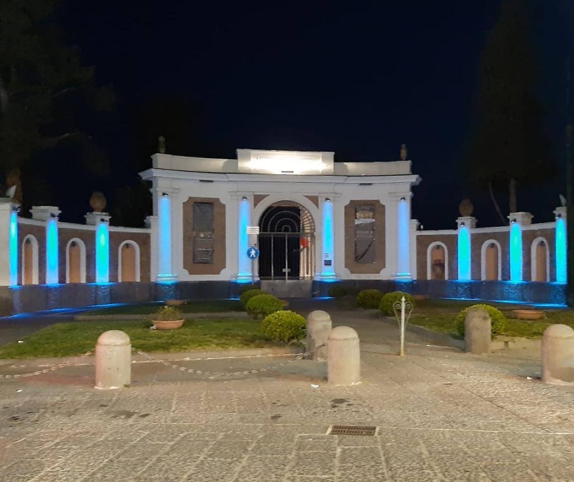 Ercolano colora di blu l'ingresso degli Scavi e del Mav