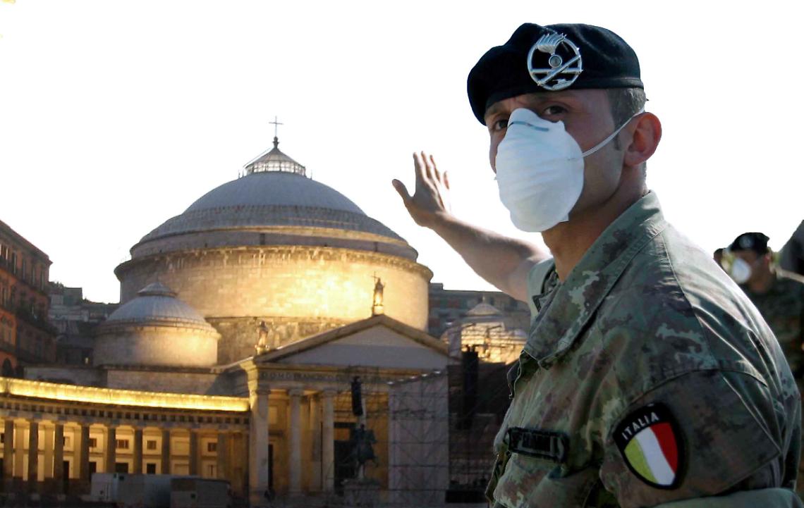 Picco di contagi e troppa gente in strada, De Luca chiede più controlli e forze armate