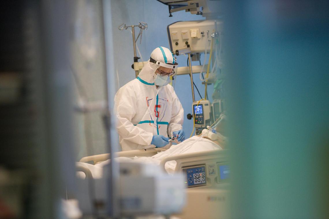 Covid, anestesisti: «Terapie intensive piene, ma primi miglioramenti»