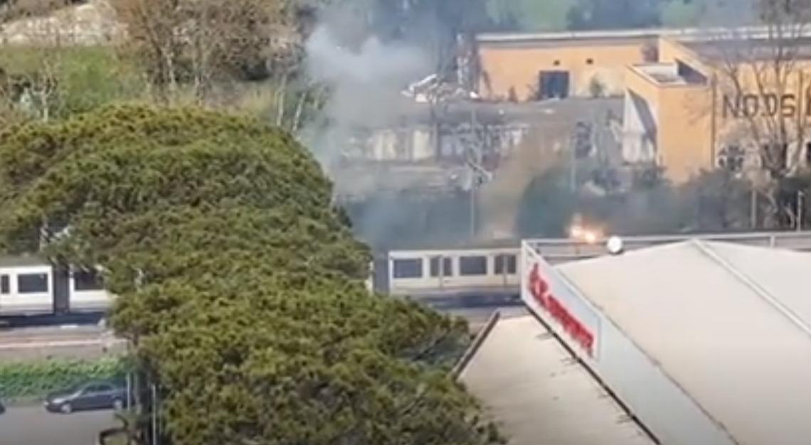 Terribile esplosione sul treno: si staccano i cavi elettrici, grida di terrore