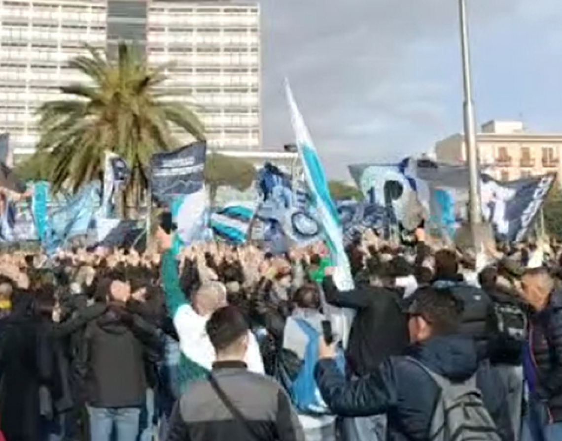 Protesta ultras fuori lo stadio contro caro-prezzi e il divieto di introdurre striscioni