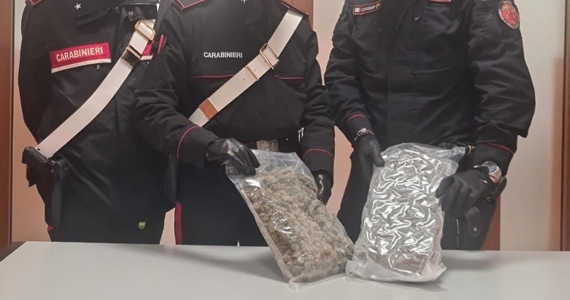 Scambio di droga nel centro commerciale: due arresti